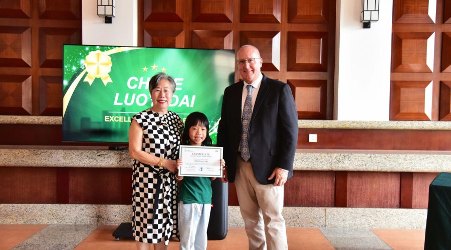 Scholarship Awards: Celebrating Excellence | 奖学金颁奖礼，见证卓越时刻